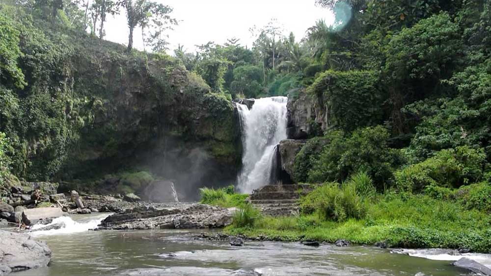 See waterfall at Tegenungan